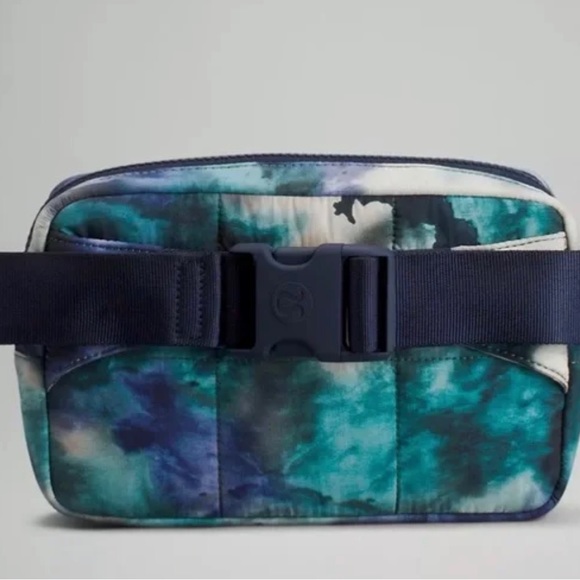 Lululemon everywhere Belt Bag NWT - Picture 2 of 5